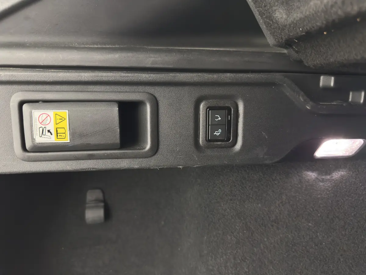 2.0 D Portfolio AWD Aut. *PANO | LEATHER | XENON | DIGI-COCKPIT | MERIDIAN-SOUND | KEYLESS | CAMERA | HEATED-COMFORTSEATS | PRIVACY-GLASS | NAVI-FULLMAP | SHIFTPADDLES | ECC | PDC | CRUISE |
