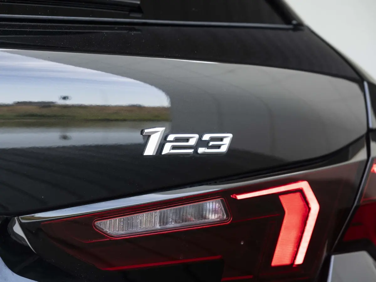 123 xDrive | M Sportpakket Pro | Innovation Pack | 19 inch | Comfort Access | M Adaptief onderstel | Head-Up Display | Harman Kardon | Sportstoelen