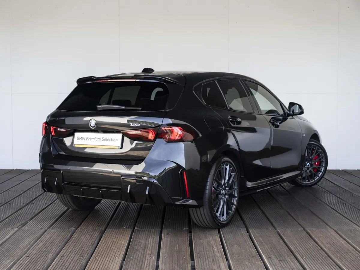 123 xDrive | M Sportpakket Pro | Innovation Pack | 19 inch | Comfort Access | M Adaptief onderstel | Head-Up Display | Harman Kardon | Sportstoelen