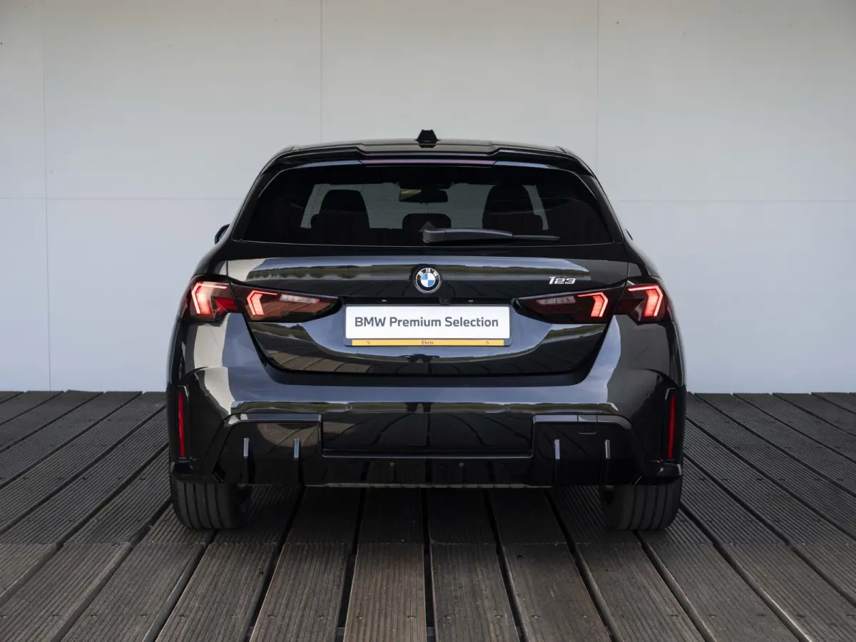 123 xDrive | M Sportpakket Pro | Innovation Pack | 19 inch | Comfort Access | M Adaptief onderstel | Head-Up Display | Harman Kardon | Sportstoelen