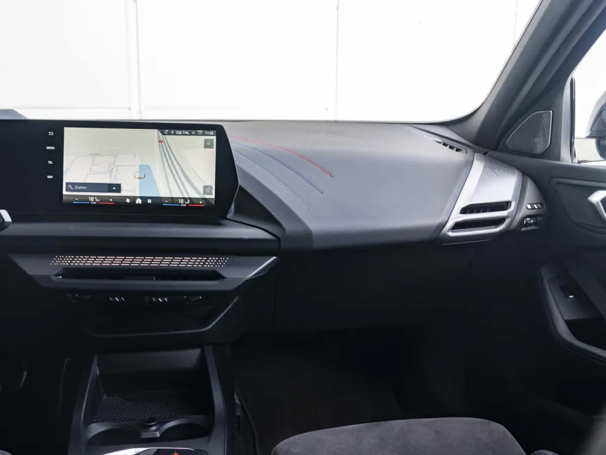 123 xDrive | M Sportpakket Pro | Innovation Pack | 19 inch | Comfort Access | M Adaptief onderstel | Head-Up Display | Harman Kardon | Sportstoelen