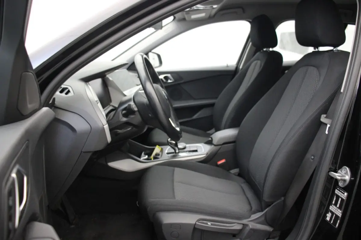 118d Business Edition Automaat - Digitaal Cockpit, Carplay, Navi, Cruise, Trekhaak afn.