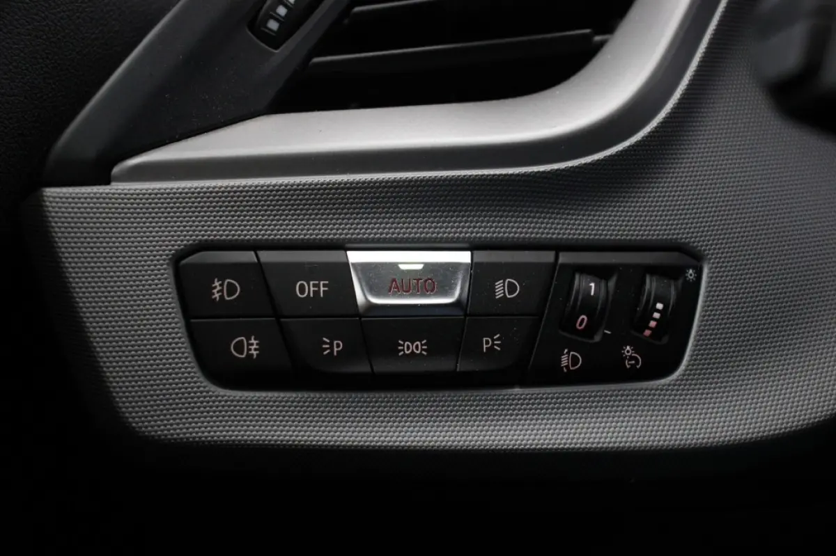 118d Business Edition Automaat - Digitaal Cockpit, Carplay, Navi, Cruise, Trekhaak afn.