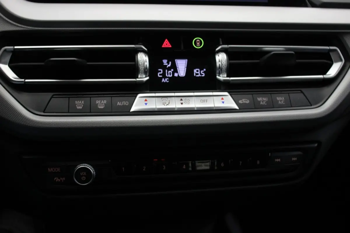 118d Business Edition Automaat - Digitaal Cockpit, Carplay, Navi, Cruise, Trekhaak afn.