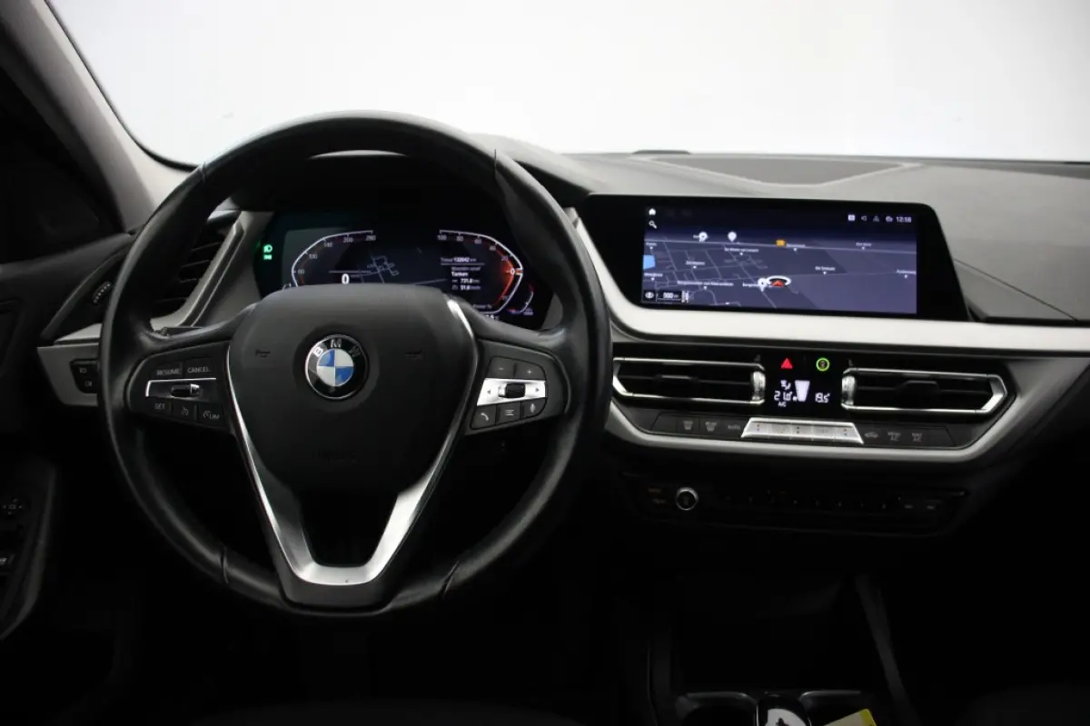 118d Business Edition Automaat - Digitaal Cockpit, Carplay, Navi, Cruise, Trekhaak afn.
