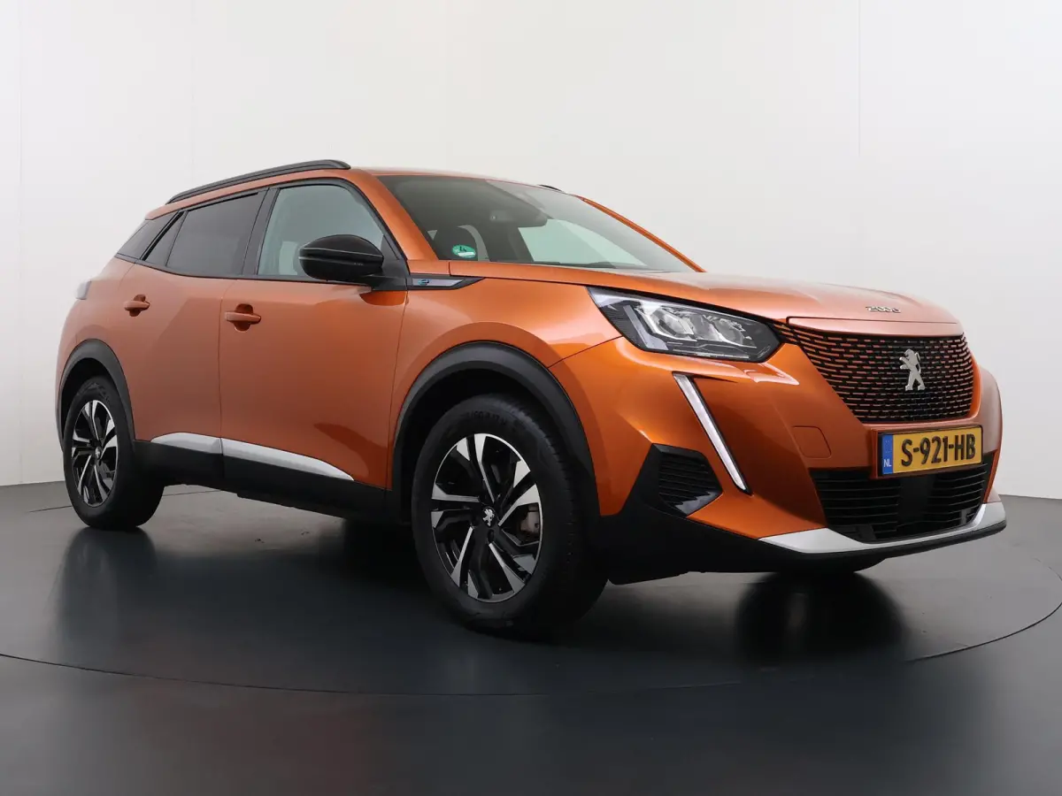 SUV Allure Pack 50 kWh 136pk | Accu 94% | Navigatie via Apple Carplay en Android auto | Camera achter | Stoelverwarming | Digitale 3D i-Cockpit | Lichtmetalen velgen | Cruise control