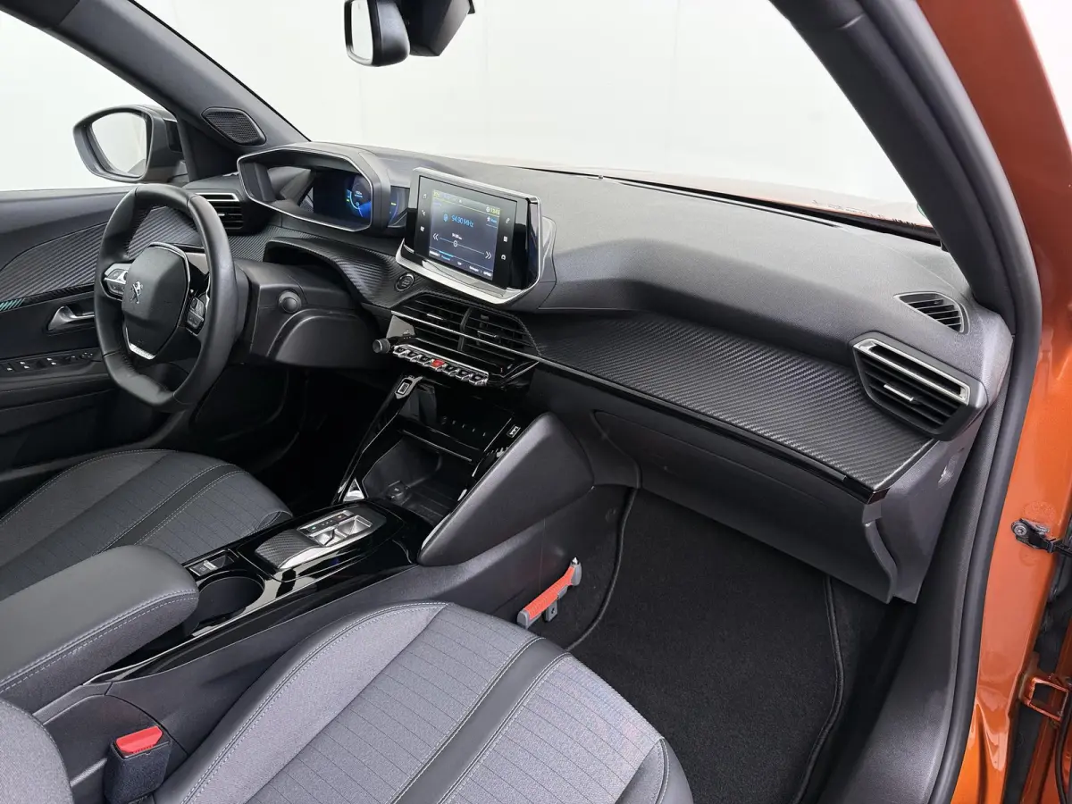 SUV Allure Pack 50 kWh 136pk | Accu 94% | Navigatie via Apple Carplay en Android auto | Camera achter | Stoelverwarming | Digitale 3D i-Cockpit | Lichtmetalen velgen | Cruise control