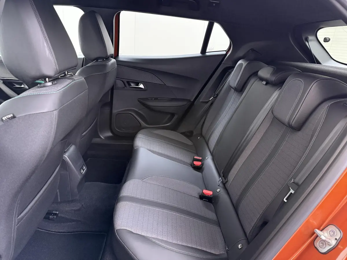 SUV Allure Pack 50 kWh 136pk | Accu 94% | Navigatie via Apple Carplay en Android auto | Camera achter | Stoelverwarming | Digitale 3D i-Cockpit | Lichtmetalen velgen | Cruise control