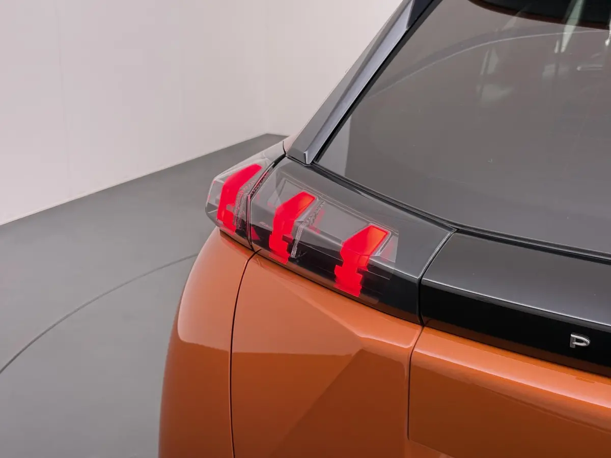 SUV Allure Pack 50 kWh 136pk | Accu 94% | Navigatie via Apple Carplay en Android auto | Camera achter | Stoelverwarming | Digitale 3D i-Cockpit | Lichtmetalen velgen | Cruise control