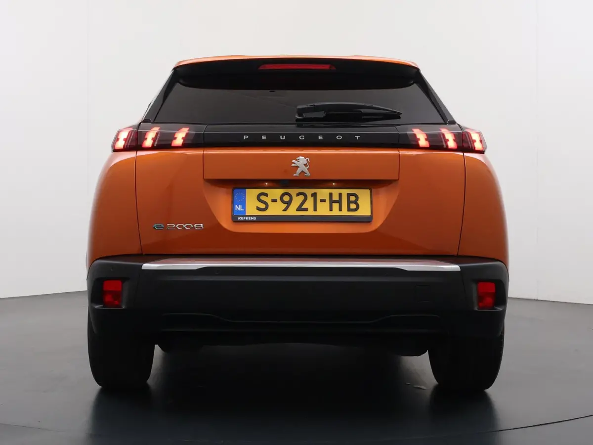 SUV Allure Pack 50 kWh 136pk | Accu 94% | Navigatie via Apple Carplay en Android auto | Camera achter | Stoelverwarming | Digitale 3D i-Cockpit | Lichtmetalen velgen | Cruise control