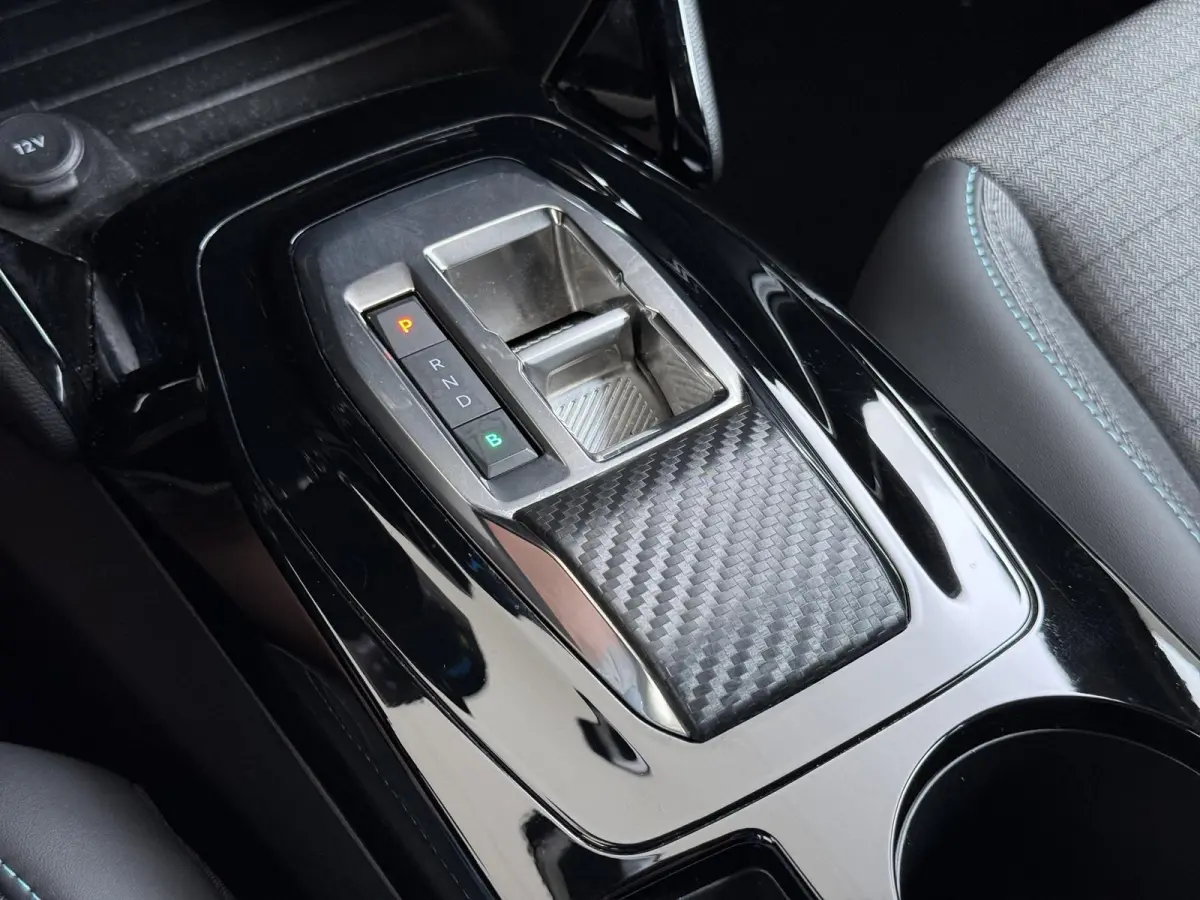 SUV Allure Pack 50 kWh 136pk | Accu 94% | Navigatie via Apple Carplay en Android auto | Camera achter | Stoelverwarming | Digitale 3D i-Cockpit | Lichtmetalen velgen | Cruise control
