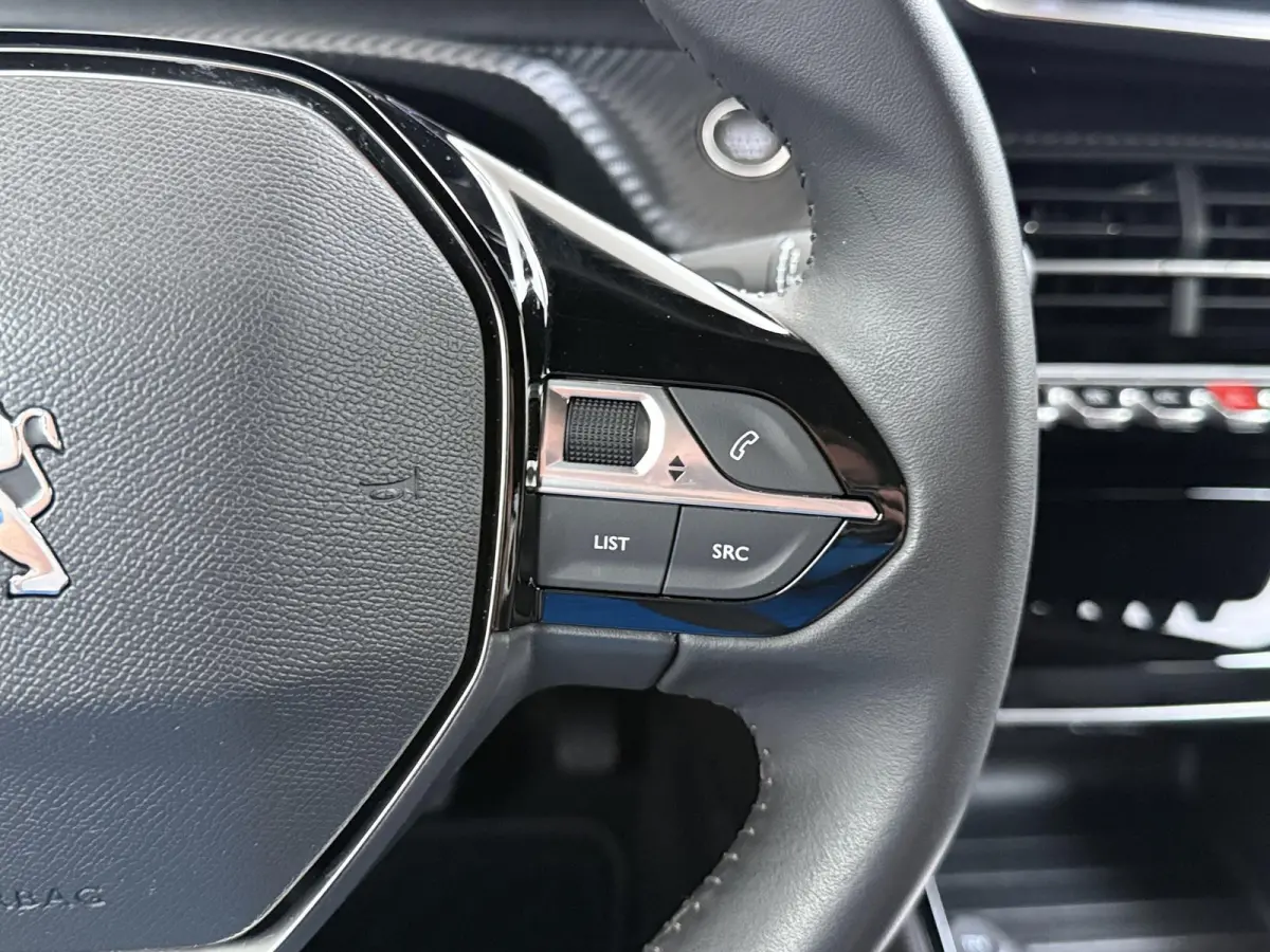 SUV Allure Pack 50 kWh 136pk | Accu 94% | Navigatie via Apple Carplay en Android auto | Camera achter | Stoelverwarming | Digitale 3D i-Cockpit | Lichtmetalen velgen | Cruise control