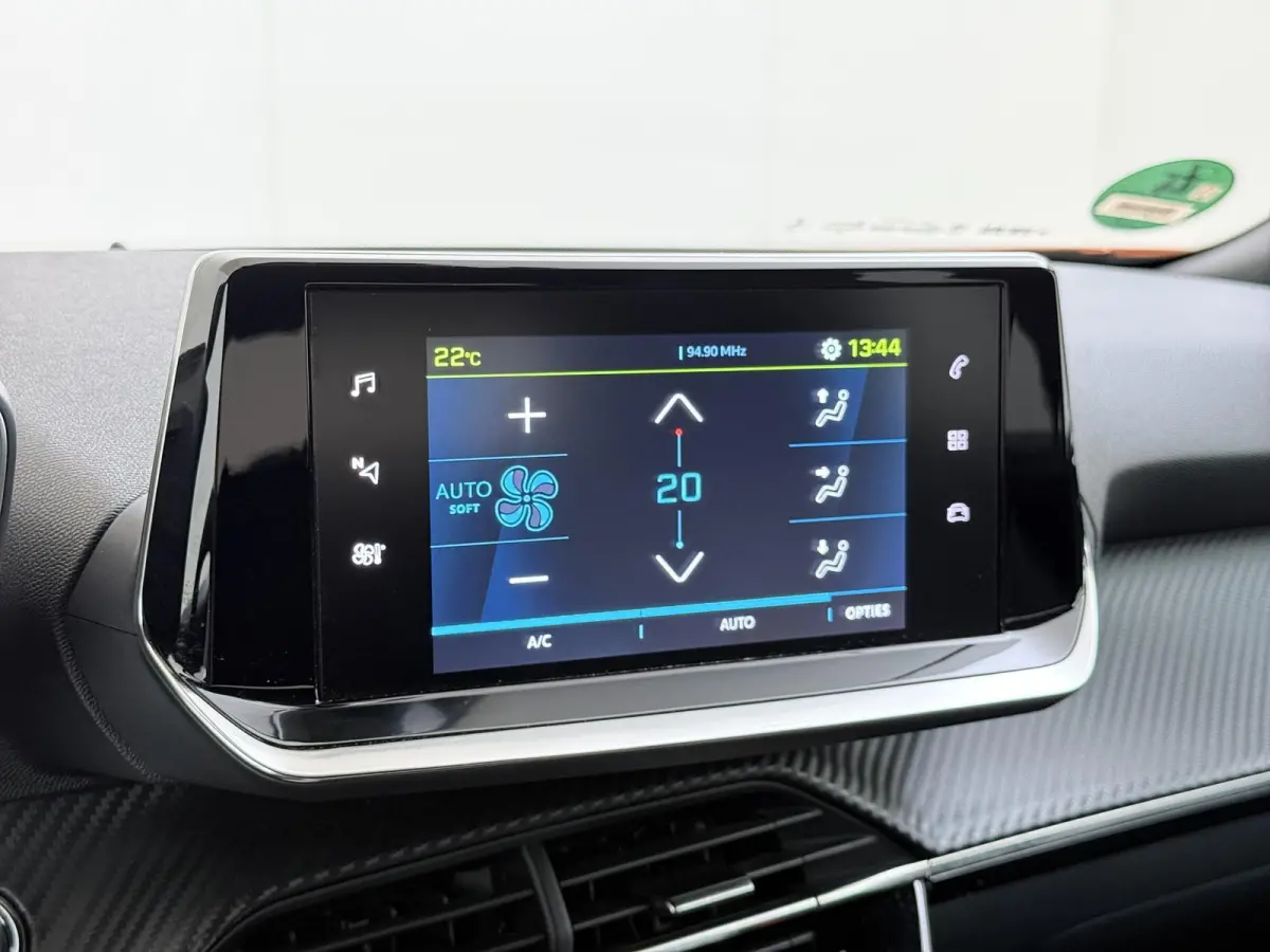 SUV Allure Pack 50 kWh 136pk | Accu 94% | Navigatie via Apple Carplay en Android auto | Camera achter | Stoelverwarming | Digitale 3D i-Cockpit | Lichtmetalen velgen | Cruise control