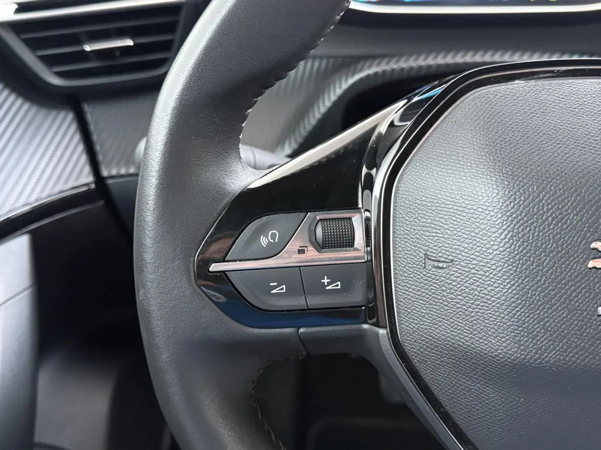 SUV Allure Pack 50 kWh 136pk | Accu 94% | Navigatie via Apple Carplay en Android auto | Camera achter | Stoelverwarming | Digitale 3D i-Cockpit | Lichtmetalen velgen | Cruise control