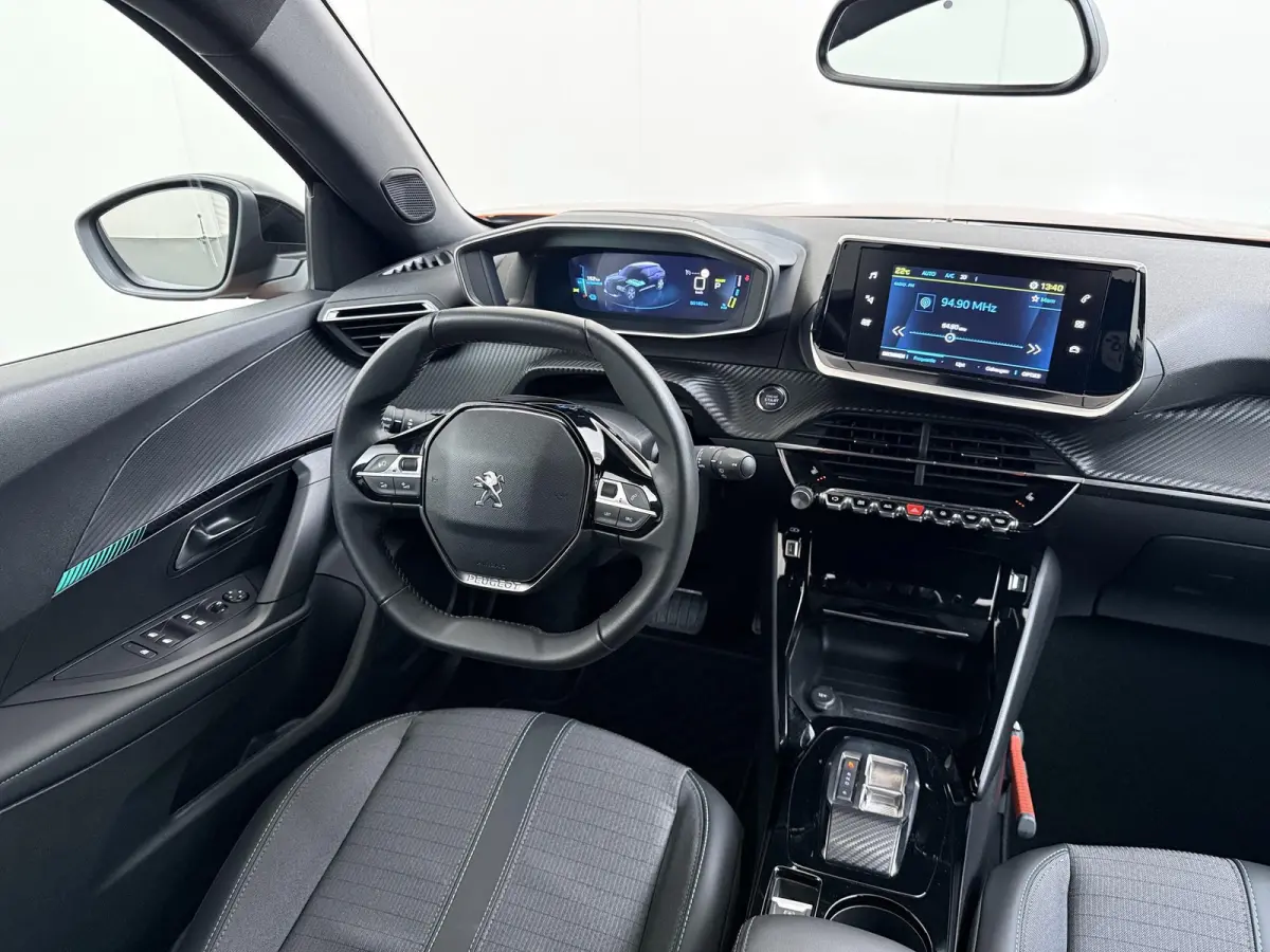 SUV Allure Pack 50 kWh 136pk | Accu 94% | Navigatie via Apple Carplay en Android auto | Camera achter | Stoelverwarming | Digitale 3D i-Cockpit | Lichtmetalen velgen | Cruise control
