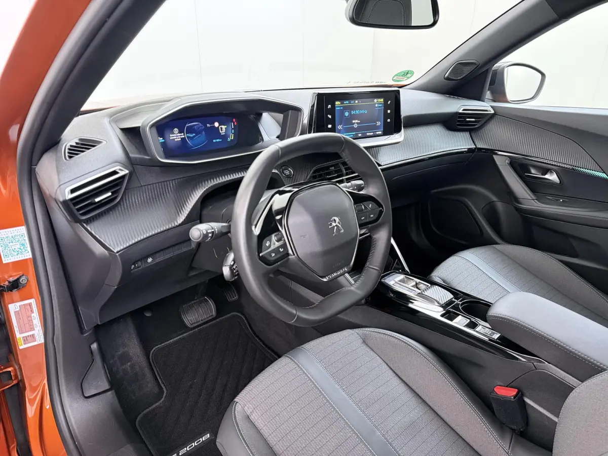 SUV Allure Pack 50 kWh 136pk | Accu 94% | Navigatie via Apple Carplay en Android auto | Camera achter | Stoelverwarming | Digitale 3D i-Cockpit | Lichtmetalen velgen | Cruise control