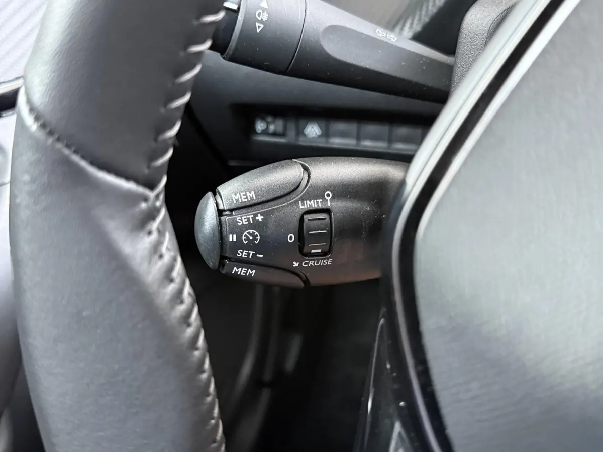 SUV Allure Pack 50 kWh 136pk | Accu 94% | Navigatie via Apple Carplay en Android auto | Camera achter | Stoelverwarming | Digitale 3D i-Cockpit | Lichtmetalen velgen | Cruise control
