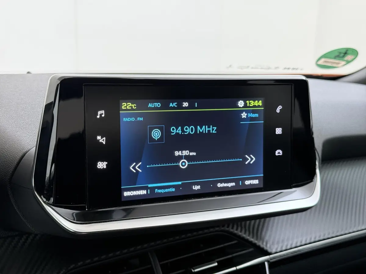SUV Allure Pack 50 kWh 136pk | Accu 94% | Navigatie via Apple Carplay en Android auto | Camera achter | Stoelverwarming | Digitale 3D i-Cockpit | Lichtmetalen velgen | Cruise control
