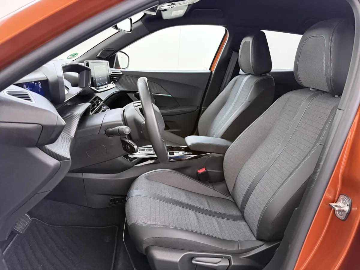 SUV Allure Pack 50 kWh 136pk | Accu 94% | Navigatie via Apple Carplay en Android auto | Camera achter | Stoelverwarming | Digitale 3D i-Cockpit | Lichtmetalen velgen | Cruise control
