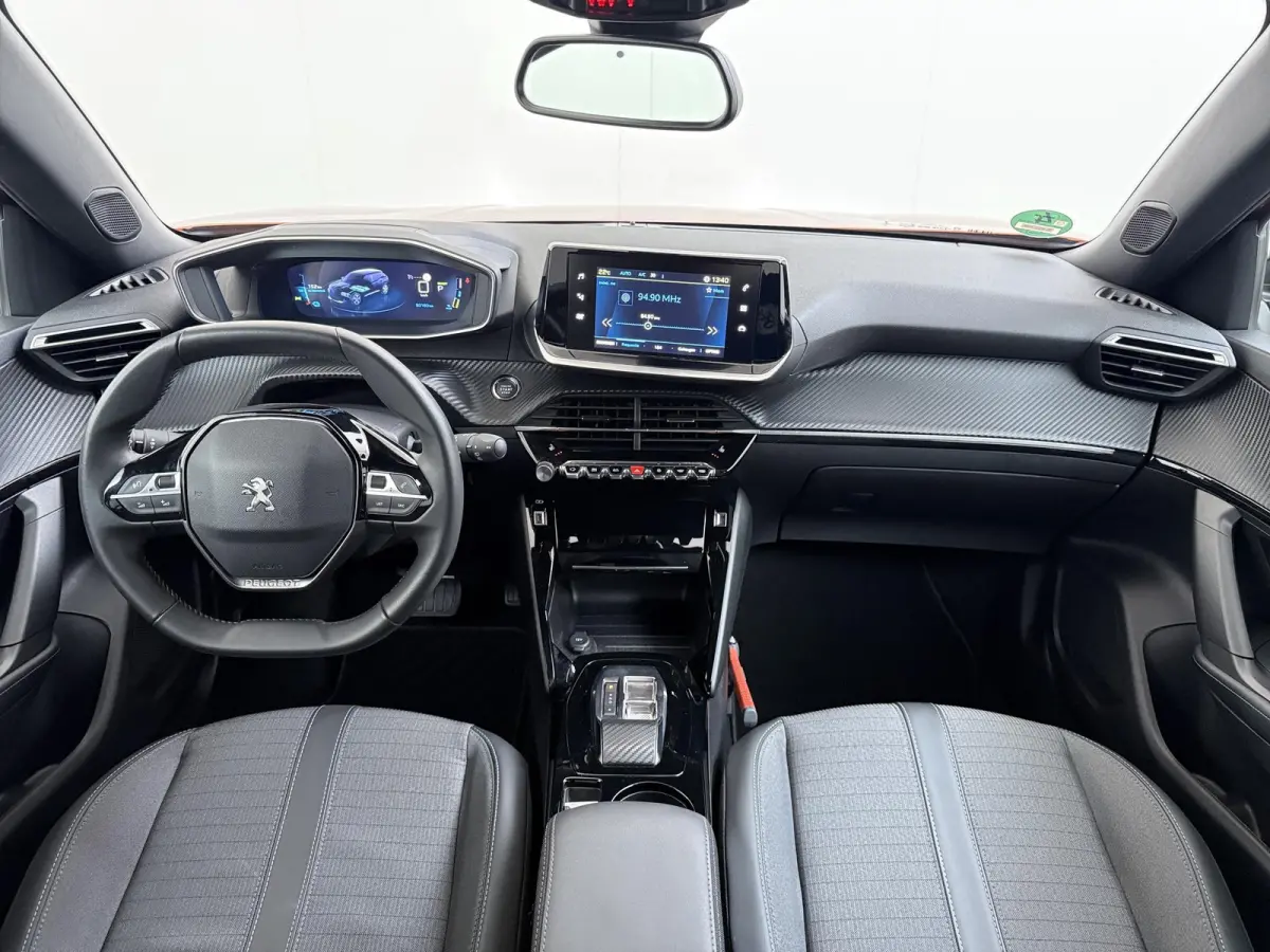 SUV Allure Pack 50 kWh 136pk | Accu 94% | Navigatie via Apple Carplay en Android auto | Camera achter | Stoelverwarming | Digitale 3D i-Cockpit | Lichtmetalen velgen | Cruise control