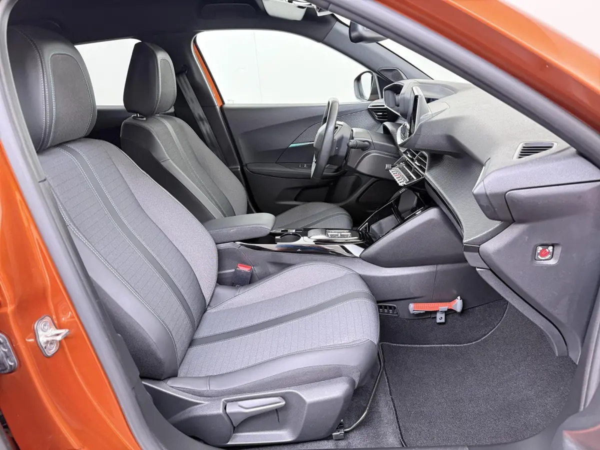 SUV Allure Pack 50 kWh 136pk | Accu 94% | Navigatie via Apple Carplay en Android auto | Camera achter | Stoelverwarming | Digitale 3D i-Cockpit | Lichtmetalen velgen | Cruise control
