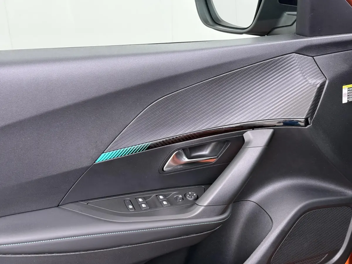 SUV Allure Pack 50 kWh 136pk | Accu 94% | Navigatie via Apple Carplay en Android auto | Camera achter | Stoelverwarming | Digitale 3D i-Cockpit | Lichtmetalen velgen | Cruise control