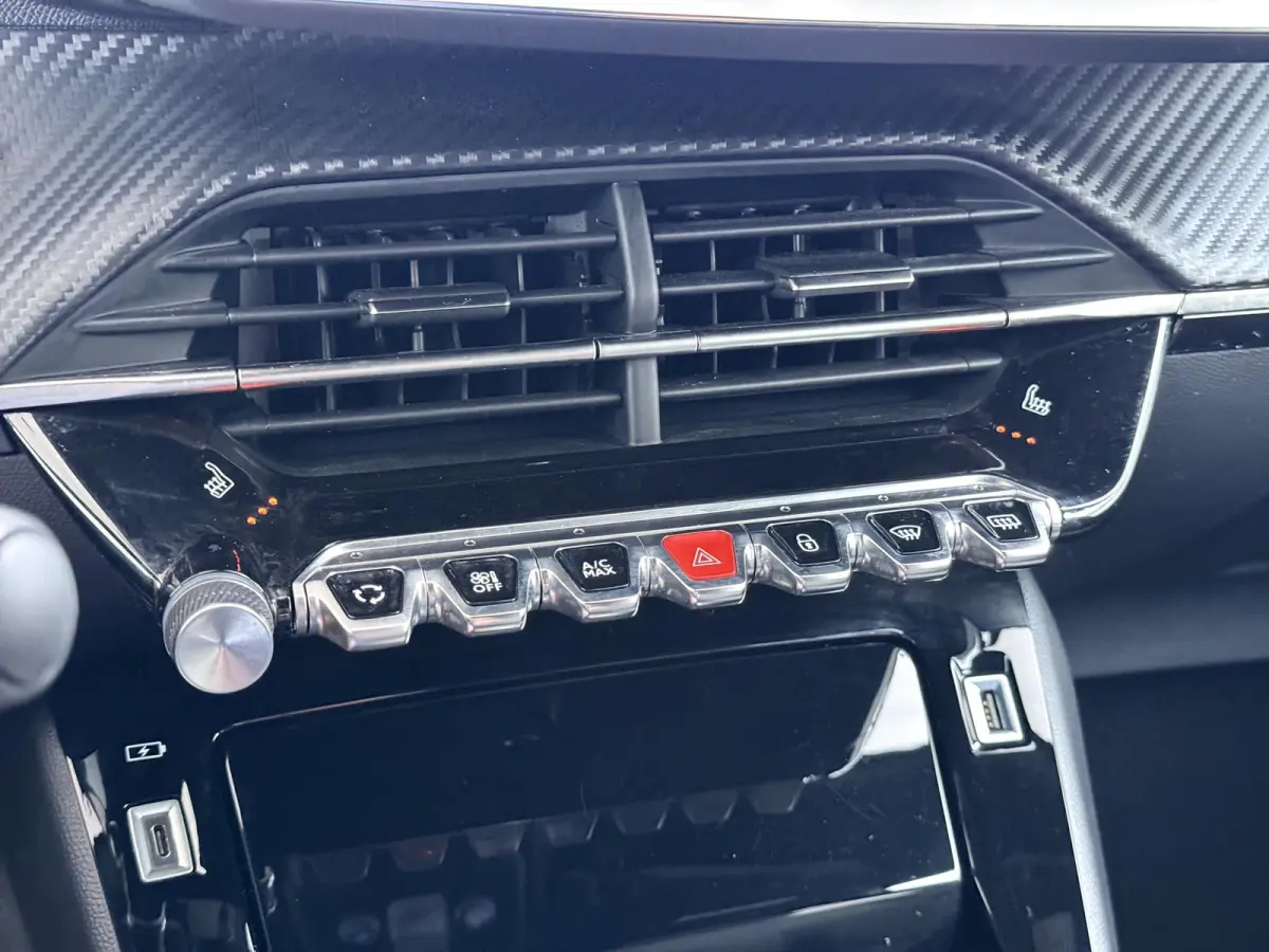 SUV Allure Pack 50 kWh 136pk | Accu 94% | Navigatie via Apple Carplay en Android auto | Camera achter | Stoelverwarming | Digitale 3D i-Cockpit | Lichtmetalen velgen | Cruise control