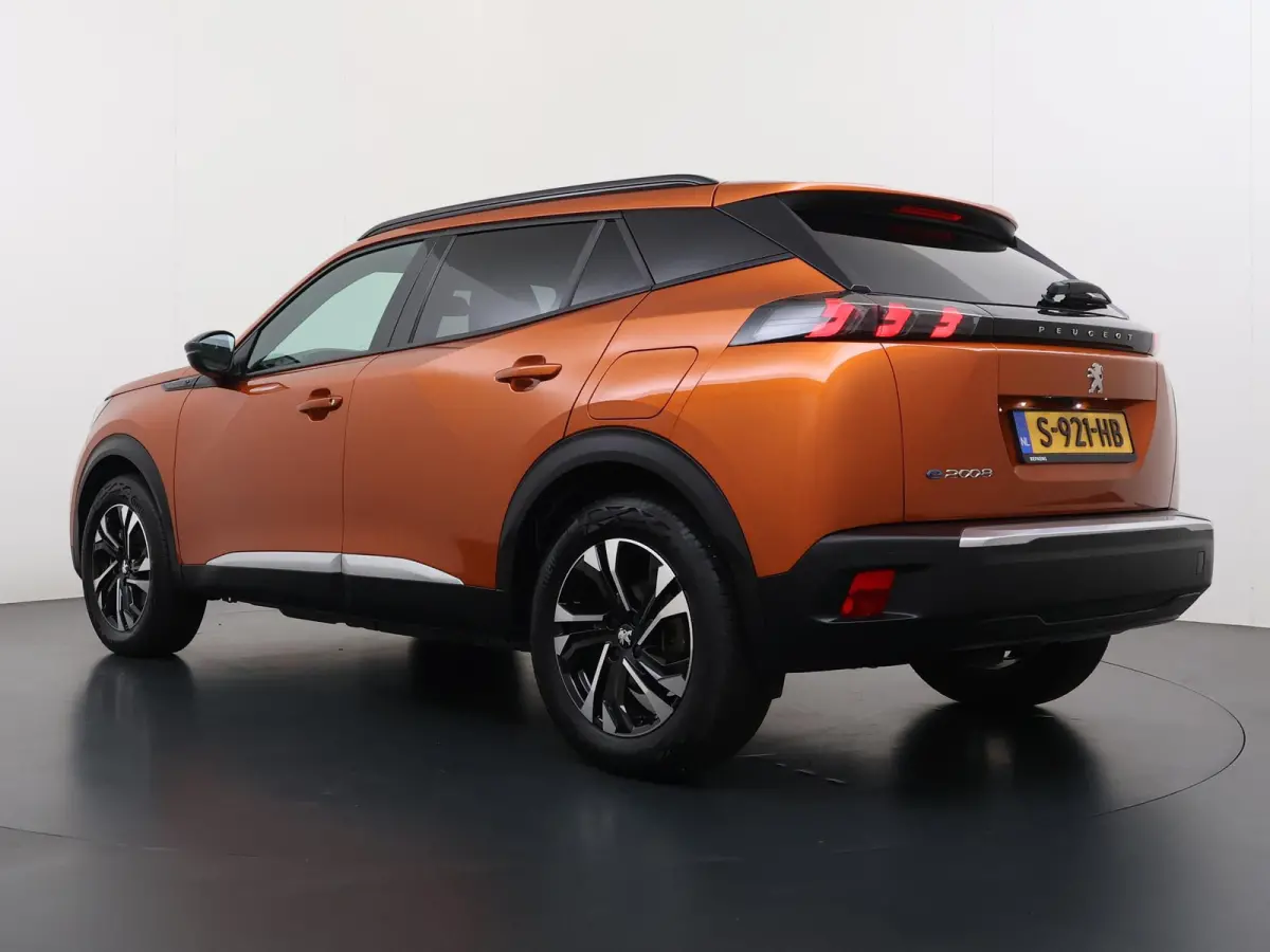 SUV Allure Pack 50 kWh 136pk | Accu 94% | Navigatie via Apple Carplay en Android auto | Camera achter | Stoelverwarming | Digitale 3D i-Cockpit | Lichtmetalen velgen | Cruise control