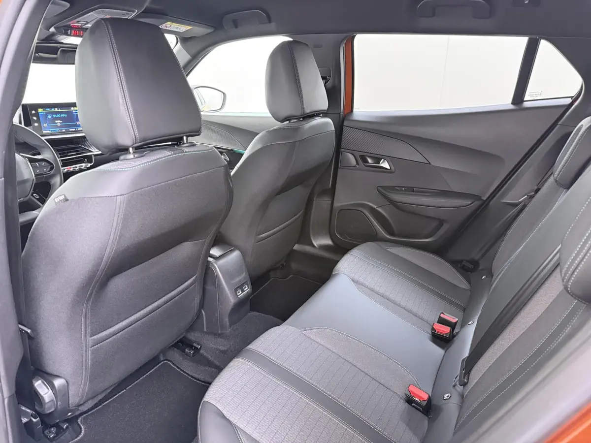 SUV Allure Pack 50 kWh 136pk | Accu 94% | Navigatie via Apple Carplay en Android auto | Camera achter | Stoelverwarming | Digitale 3D i-Cockpit | Lichtmetalen velgen | Cruise control