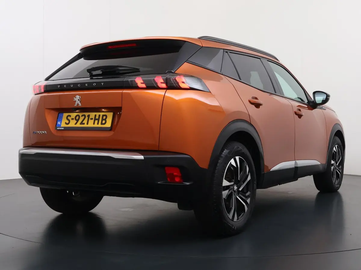 SUV Allure Pack 50 kWh 136pk | Accu 94% | Navigatie via Apple Carplay en Android auto | Camera achter | Stoelverwarming | Digitale 3D i-Cockpit | Lichtmetalen velgen | Cruise control