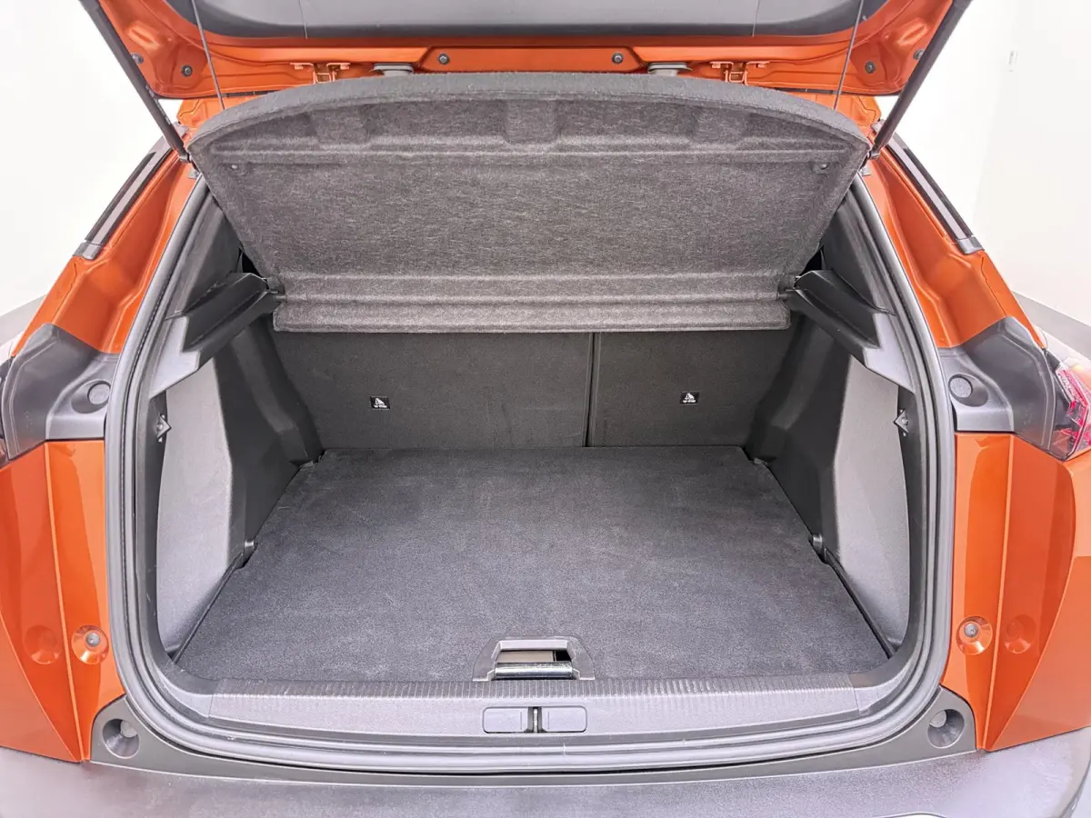 SUV Allure Pack 50 kWh 136pk | Accu 94% | Navigatie via Apple Carplay en Android auto | Camera achter | Stoelverwarming | Digitale 3D i-Cockpit | Lichtmetalen velgen | Cruise control