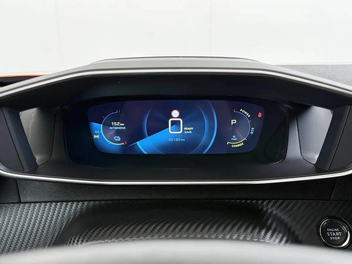 SUV Allure Pack 50 kWh 136pk | Accu 94% | Navigatie via Apple Carplay en Android auto | Camera achter | Stoelverwarming | Digitale 3D i-Cockpit | Lichtmetalen velgen | Cruise control