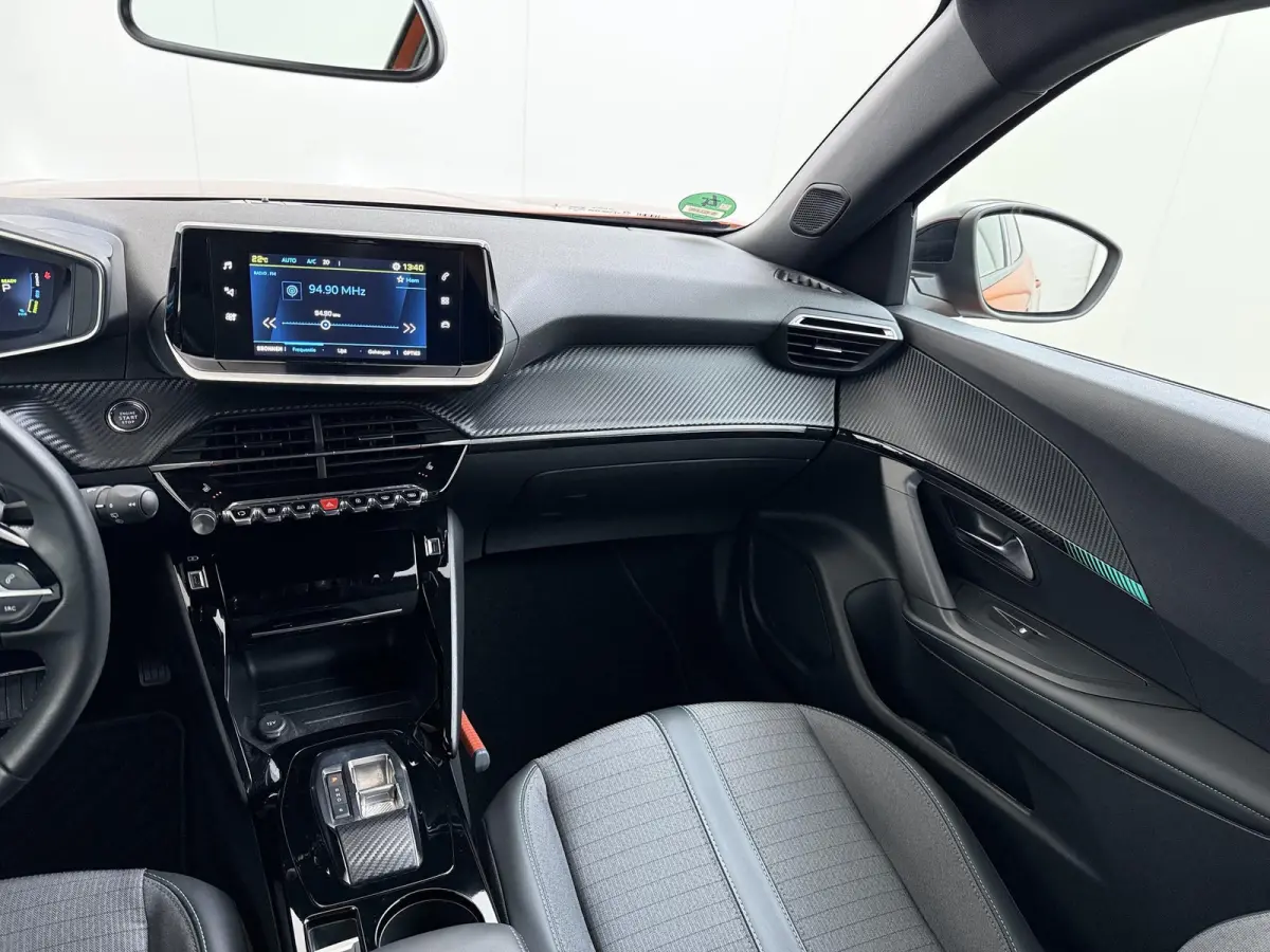 SUV Allure Pack 50 kWh 136pk | Accu 94% | Navigatie via Apple Carplay en Android auto | Camera achter | Stoelverwarming | Digitale 3D i-Cockpit | Lichtmetalen velgen | Cruise control