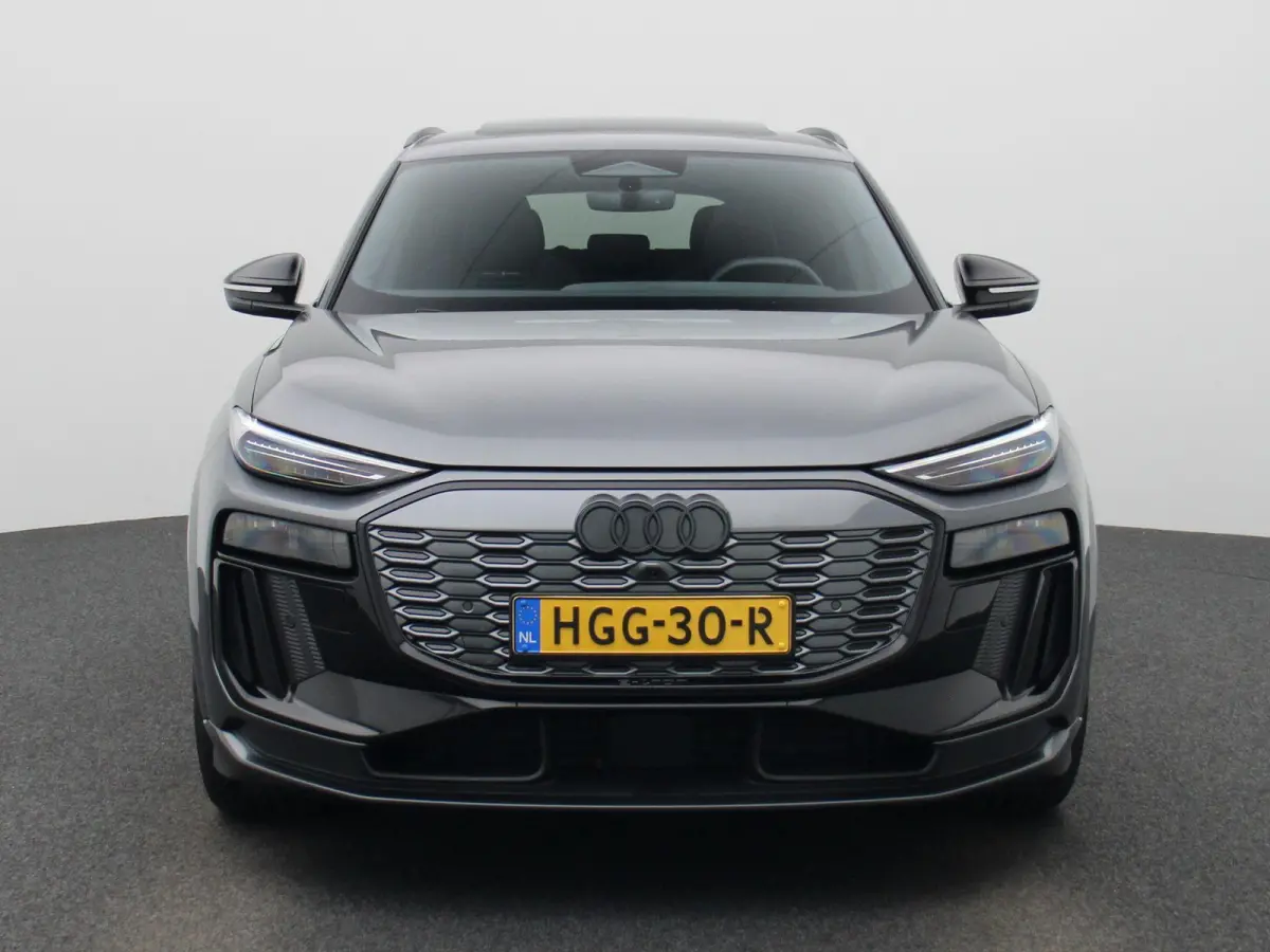 S edition 100 kWh 388 PK | S-Line | Automaat | Panoramadak | Luchtvering | Trekhaak | 360 Camera | Alcantara | Navigatie | Stoelverwarming | Bijrijdersscherm | Keyless |