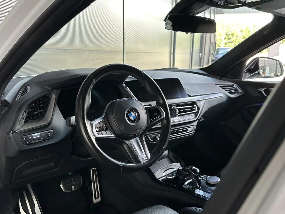 118i | M-Sport | AUT | 5-Deurs | HiFi | Performance | CarPlay | Navi PRO |