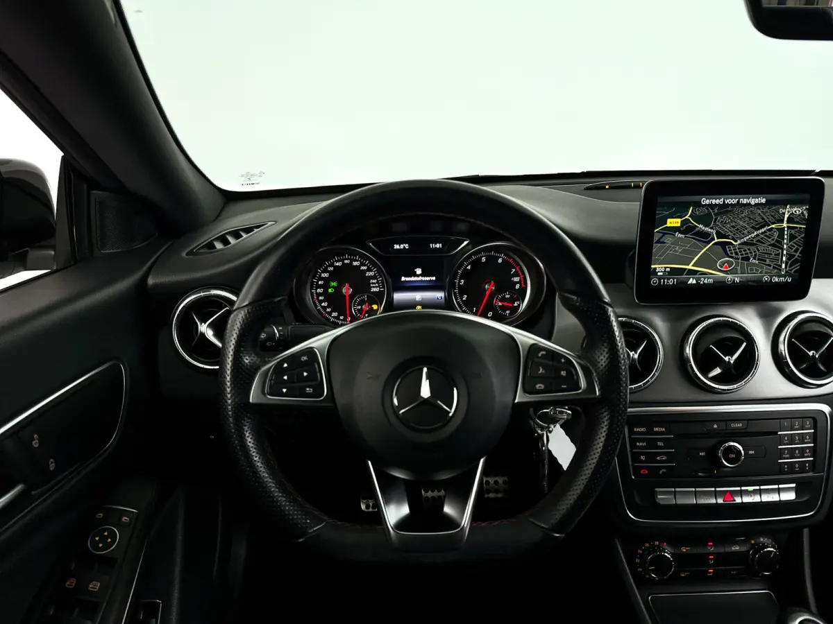 180 AMG Night Edition Plus | Park assist | Airco | Cruise control | Getint glas