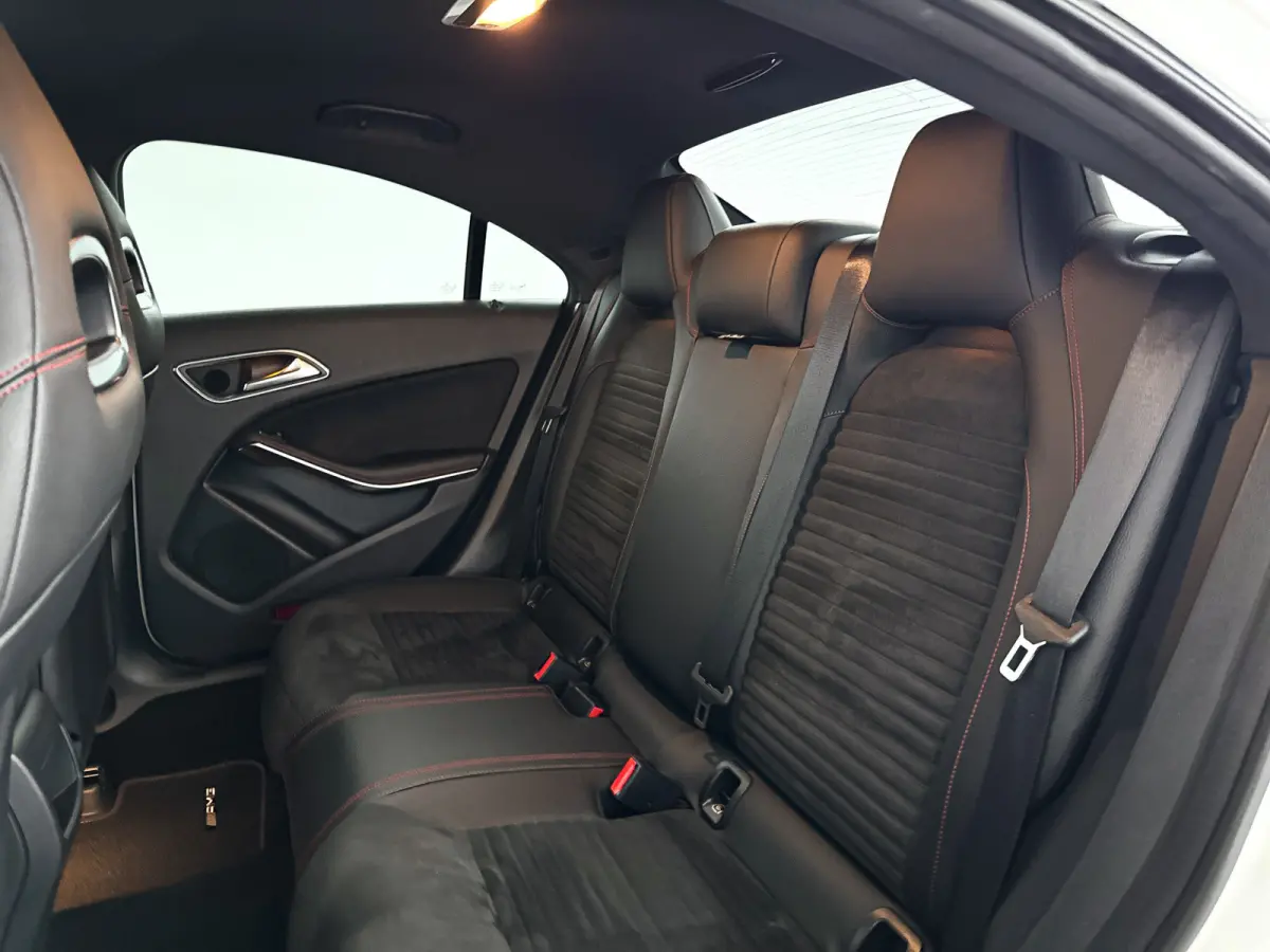 180 AMG Night Edition Plus | Park assist | Airco | Cruise control | Getint glas