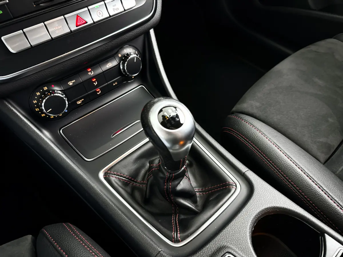 180 AMG Night Edition Plus | Park assist | Airco | Cruise control | Getint glas