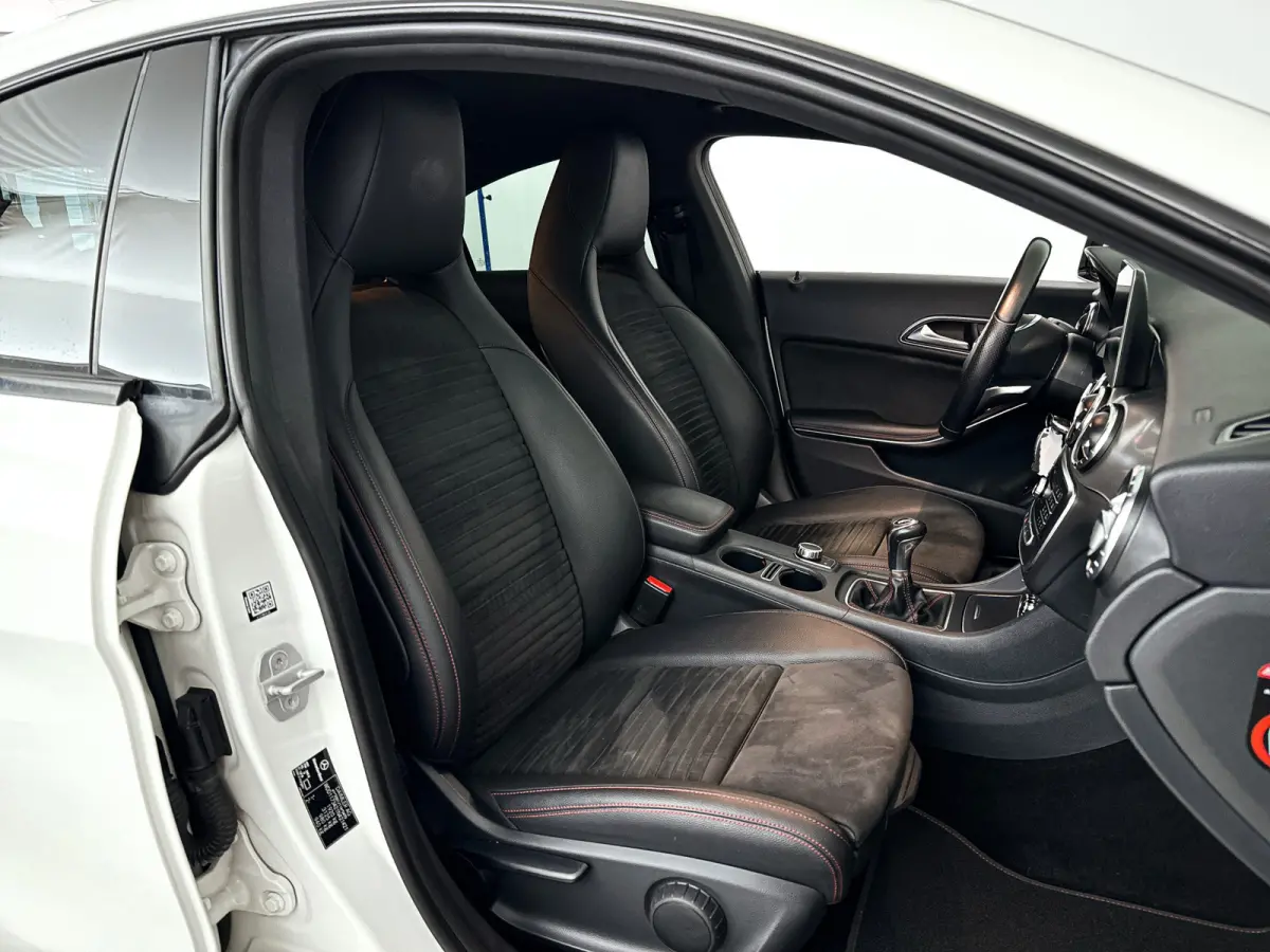 180 AMG Night Edition Plus | Park assist | Airco | Cruise control | Getint glas