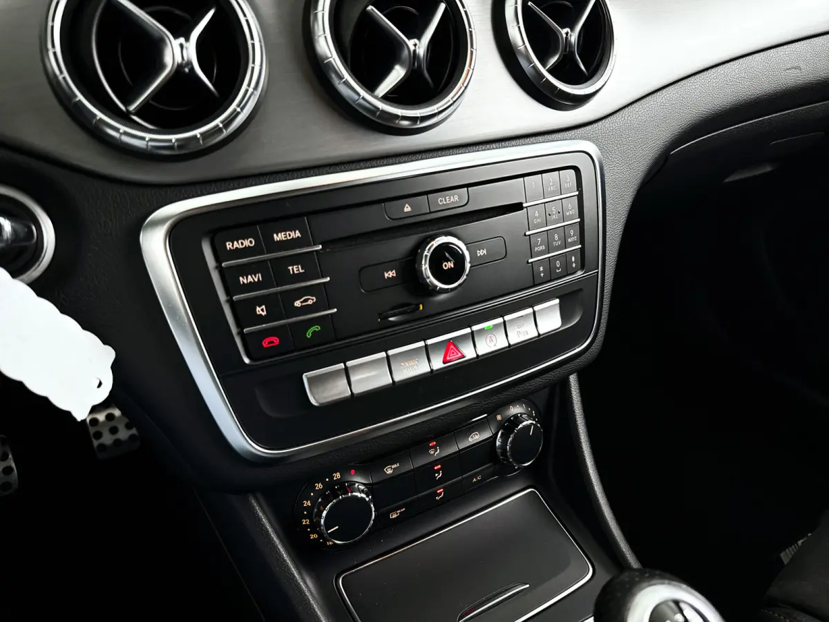 180 AMG Night Edition Plus | Park assist | Airco | Cruise control | Getint glas