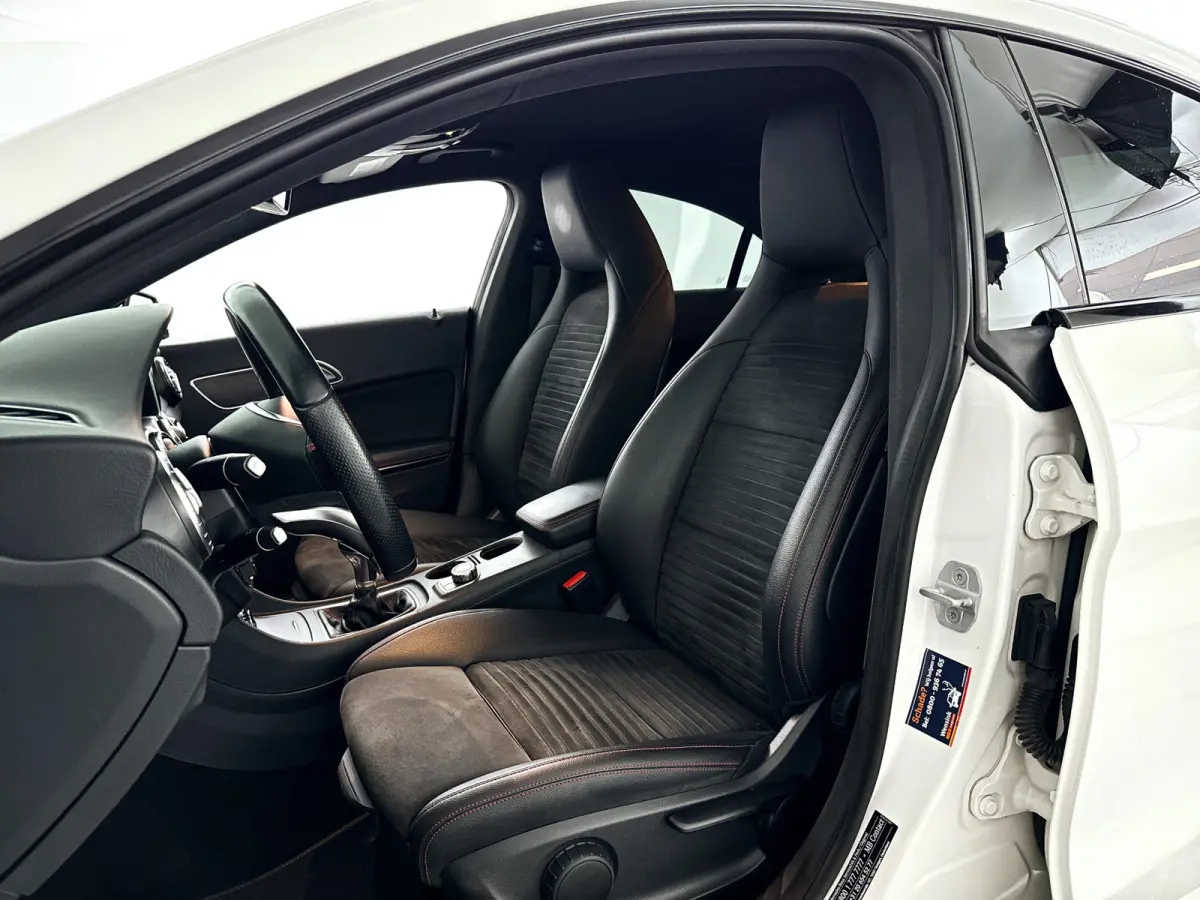 180 AMG Night Edition Plus | Park assist | Airco | Cruise control | Getint glas