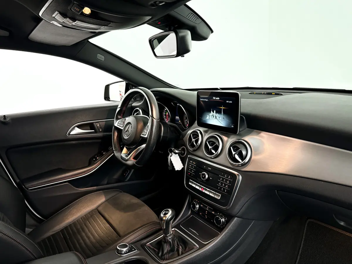 180 AMG Night Edition Plus | Park assist | Airco | Cruise control | Getint glas