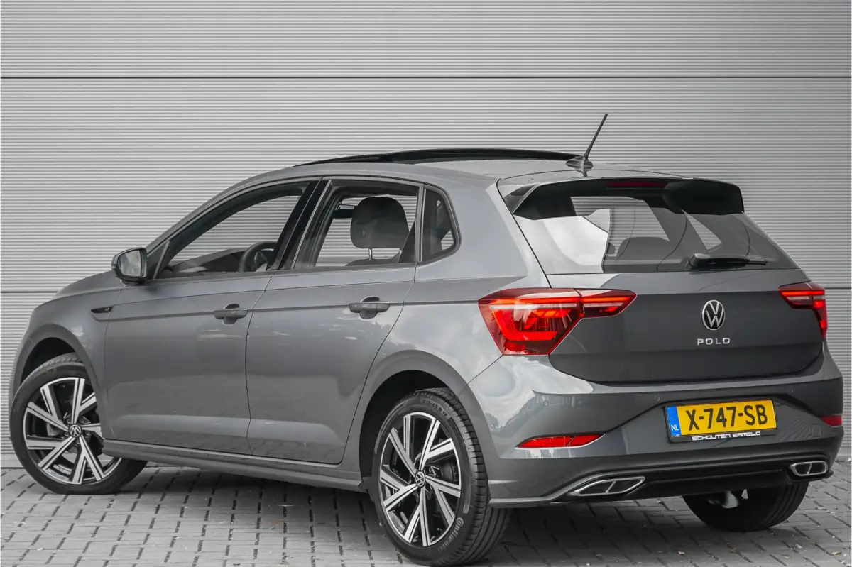 1.0 TSI R-Line Pano ACC Camera IQ Light Virtual 17"
