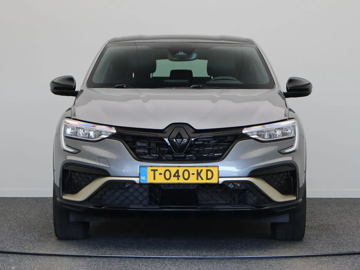 E-Tech hybrid 145pk E-Tech engineered | Trekhaak | Lane assist | Stoelverwarming | Elek. bedienbare stoelen |