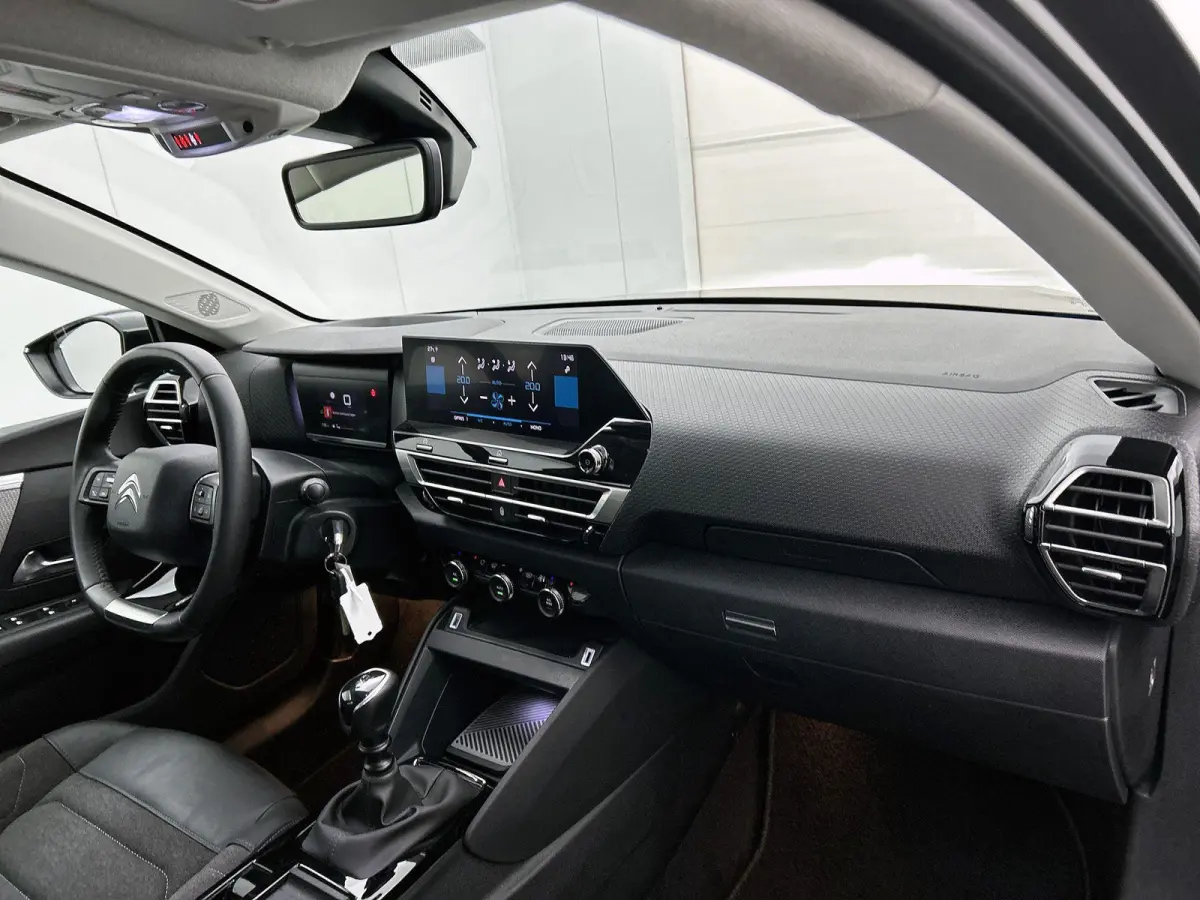 Feel Edition 130pk | Navigatie | Achteruitrijcamera | Climate Control | Cruise Control | Parkeersensoren | Head-up display | Led koplampen | Apple Carplay / Android Auto | Bluetooth | DAB+ r