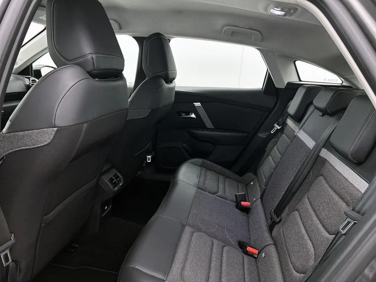 Feel Edition 130pk | Navigatie | Achteruitrijcamera | Climate Control | Cruise Control | Parkeersensoren | Head-up display | Led koplampen | Apple Carplay / Android Auto | Bluetooth | DAB+ r