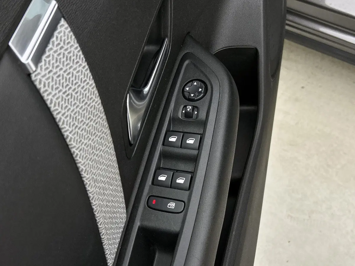 Feel Edition 130pk | Navigatie | Achteruitrijcamera | Climate Control | Cruise Control | Parkeersensoren | Head-up display | Led koplampen | Apple Carplay / Android Auto | Bluetooth | DAB+ r