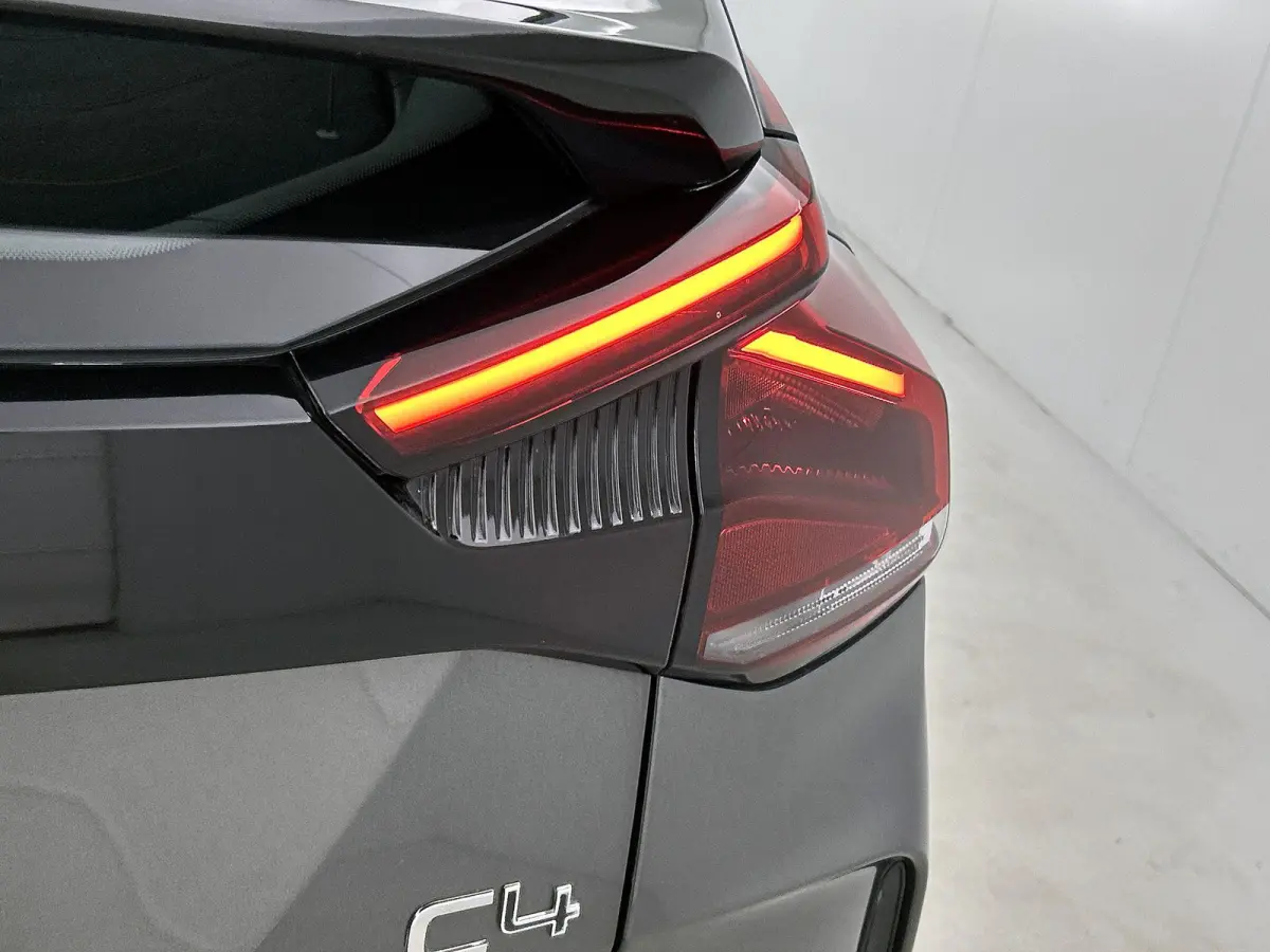 Feel Edition 130pk | Navigatie | Achteruitrijcamera | Climate Control | Cruise Control | Parkeersensoren | Head-up display | Led koplampen | Apple Carplay / Android Auto | Bluetooth | DAB+ r