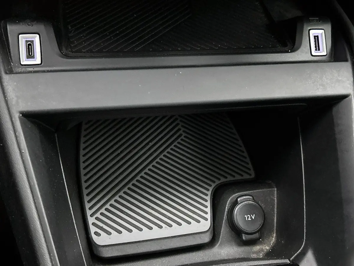 Feel Edition 130pk | Navigatie | Achteruitrijcamera | Climate Control | Cruise Control | Parkeersensoren | Head-up display | Led koplampen | Apple Carplay / Android Auto | Bluetooth | DAB+ r