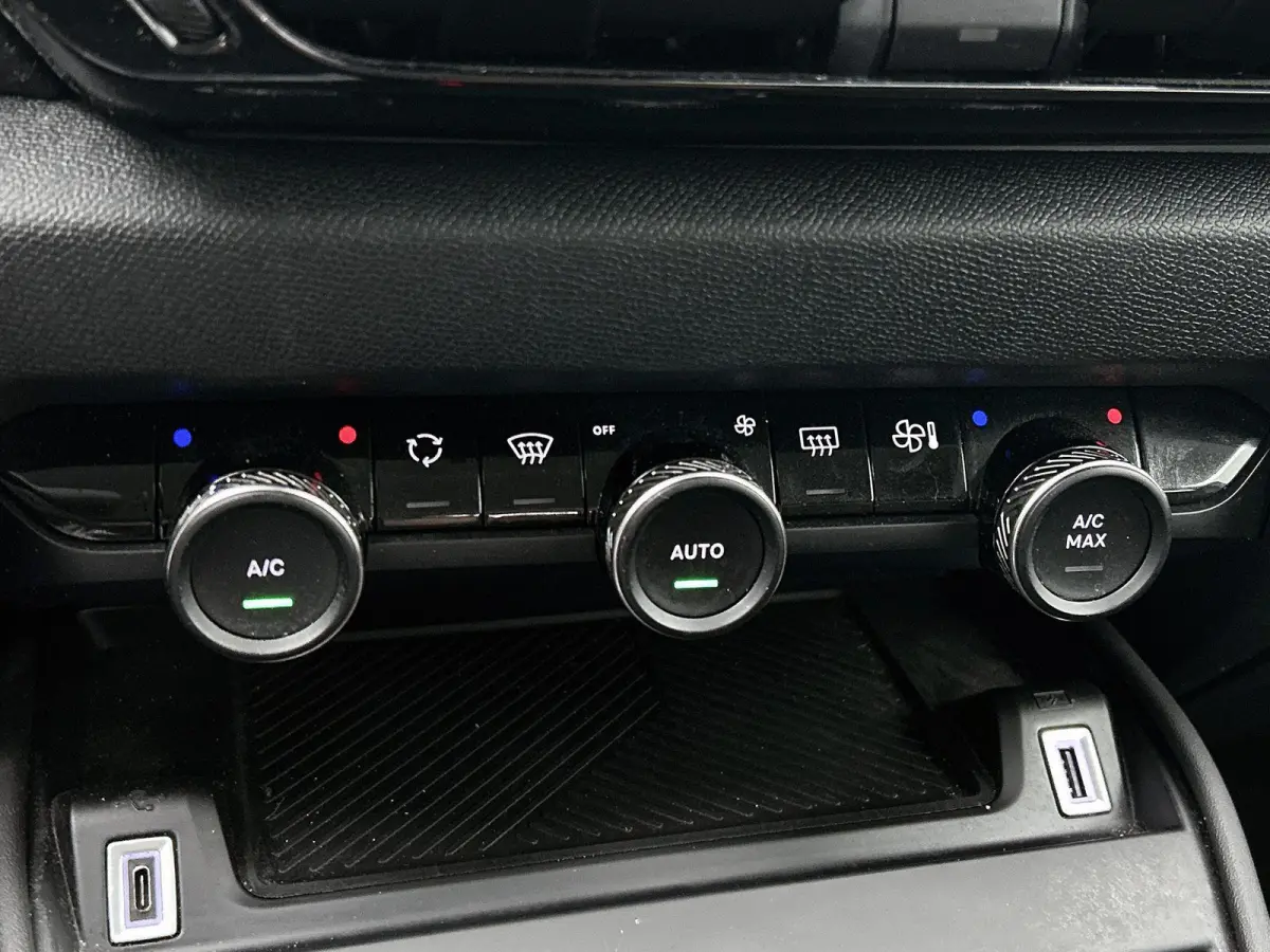 Feel Edition 130pk | Navigatie | Achteruitrijcamera | Climate Control | Cruise Control | Parkeersensoren | Head-up display | Led koplampen | Apple Carplay / Android Auto | Bluetooth | DAB+ r